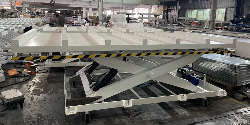 パネル家具用の6つのフォーク位置を備えた油圧エレベーター：カスタマイズされた材料転送ソリューション