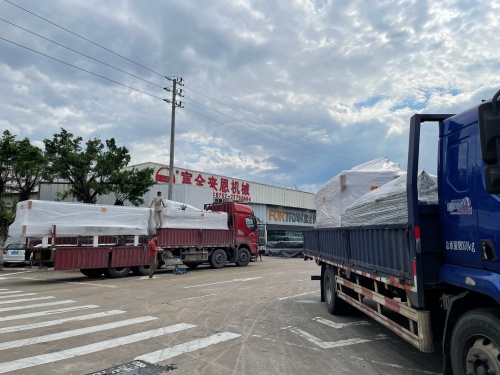 トラック2台分の出荷: エッジバンダー生産ラインが世界中の顧客に向けて出発